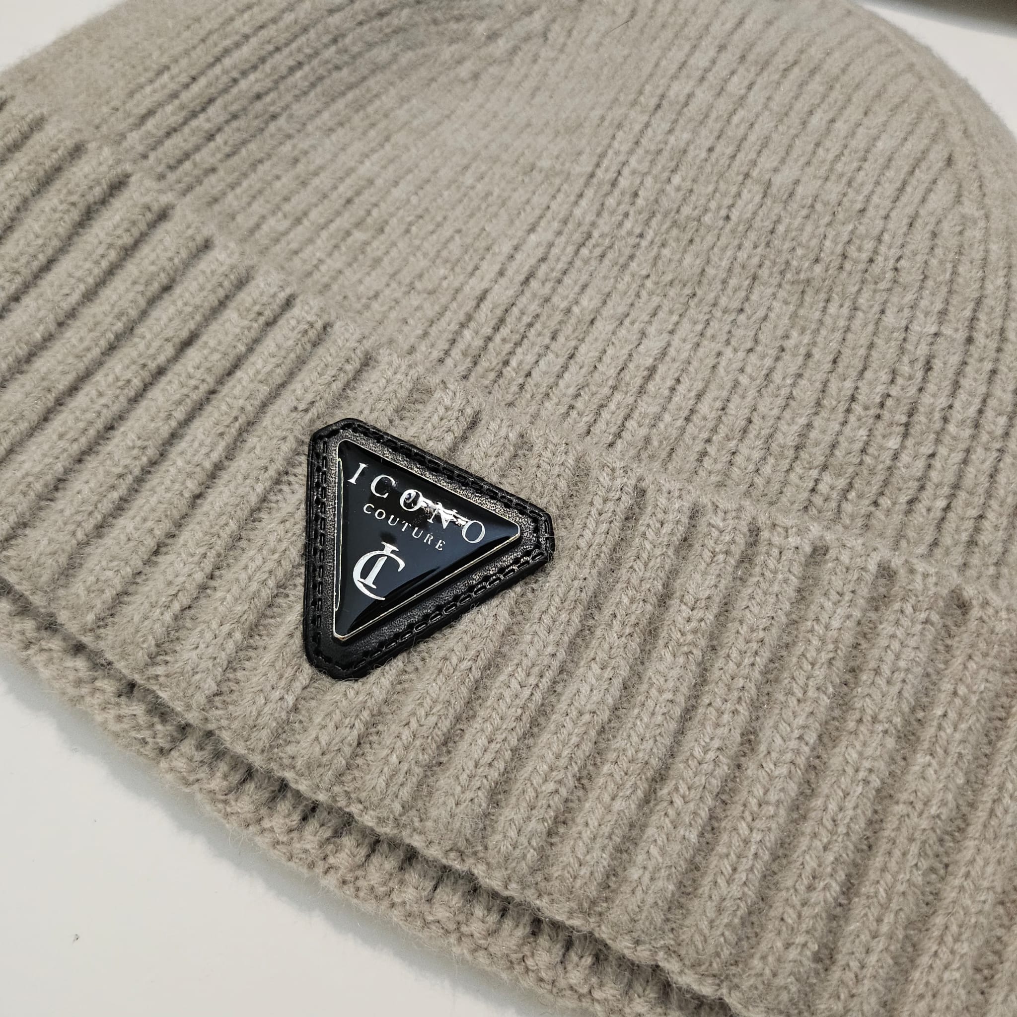 Pack Duo Invierno: Gorros Beanie ICONO Couture – Negro & Beige Arena – Ajuste Premium.