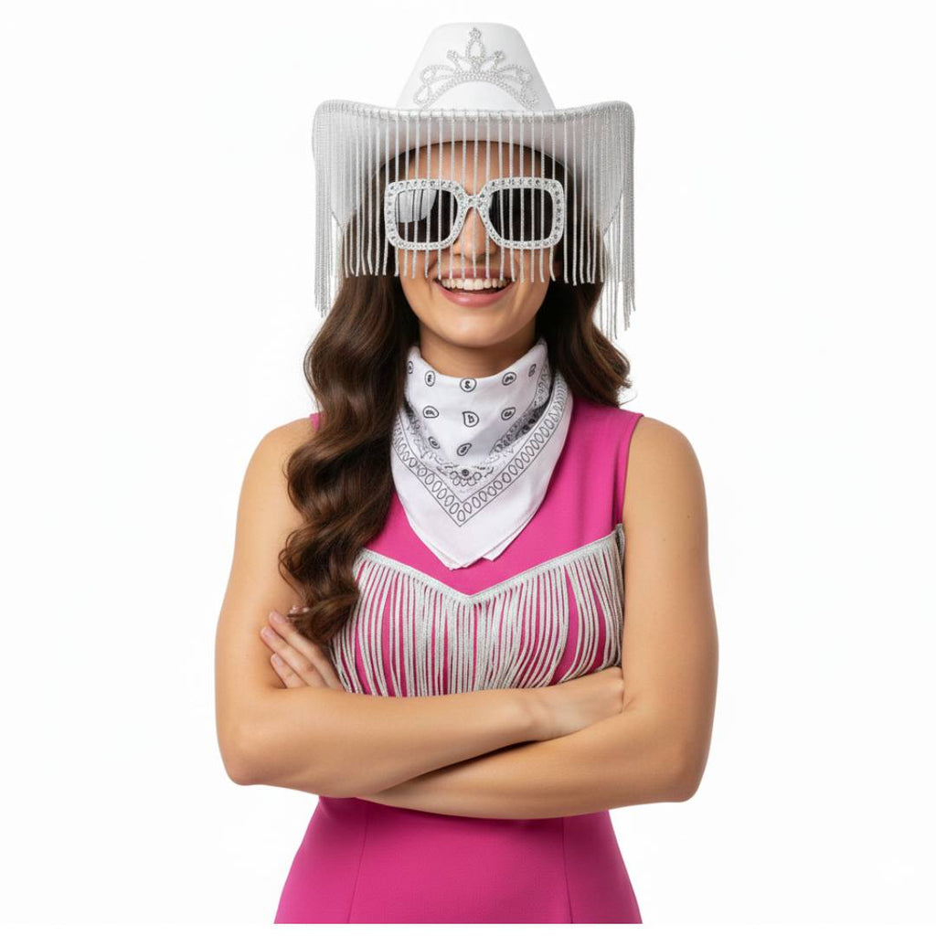 Pack Disfraz Vaquera Blanca Premium: Sombrero Cowgirl con Flecos y Corona, Gafas de Sol Retro con Strass y Bandana Paisley - Kit Completo Talla Única para Adulto - Ideal Carnaval, Festivales, Despedidas y Eventos de Fantasía