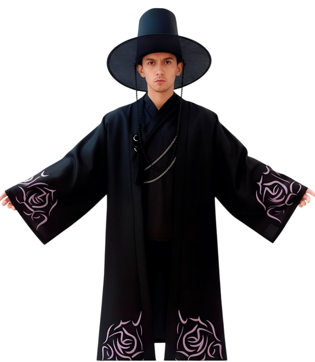 Disfraz K-Pop Idol Guerrero Coreano para Hombre - Túnica Negra con Sombrero Gat y Colgante - Talla Adulto M/L