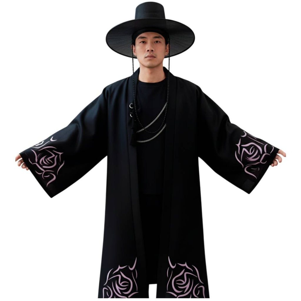 Disfraz K-Pop Idol Guerrero Coreano para Hombre - Túnica Negra con Sombrero Gat y Colgante - Talla Adulto M/L