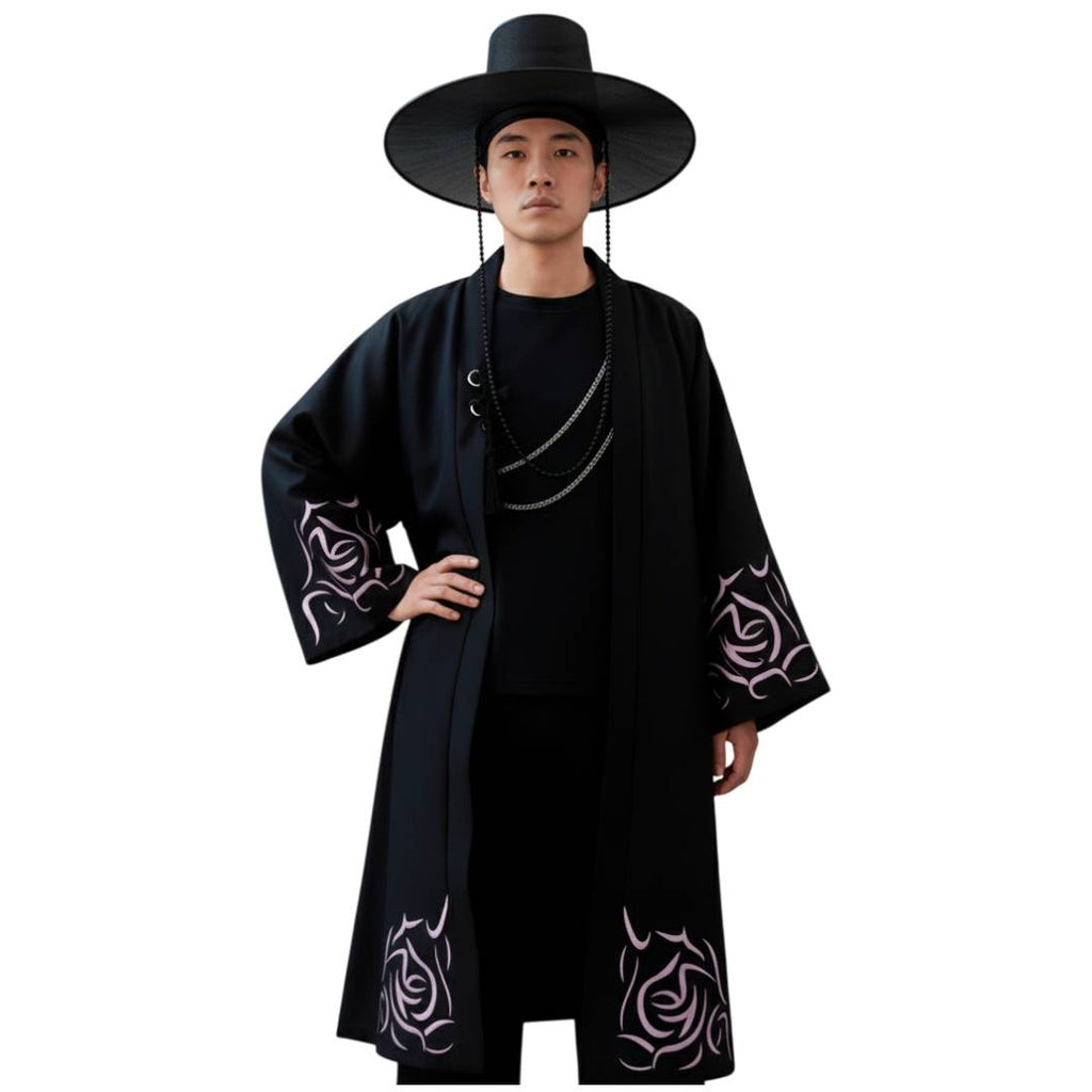 Disfraz K-Pop Idol Guerrero Coreano para Hombre - Túnica Negra con Sombrero Gat y Colgante - Talla Adulto M/L