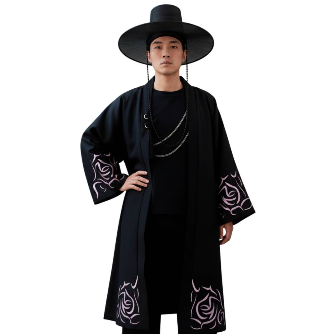 Disfraz K-Pop Idol Guerrero Coreano para Hombre - Túnica Negra con Sombrero Gat y Colgante - Talla Adulto M/L