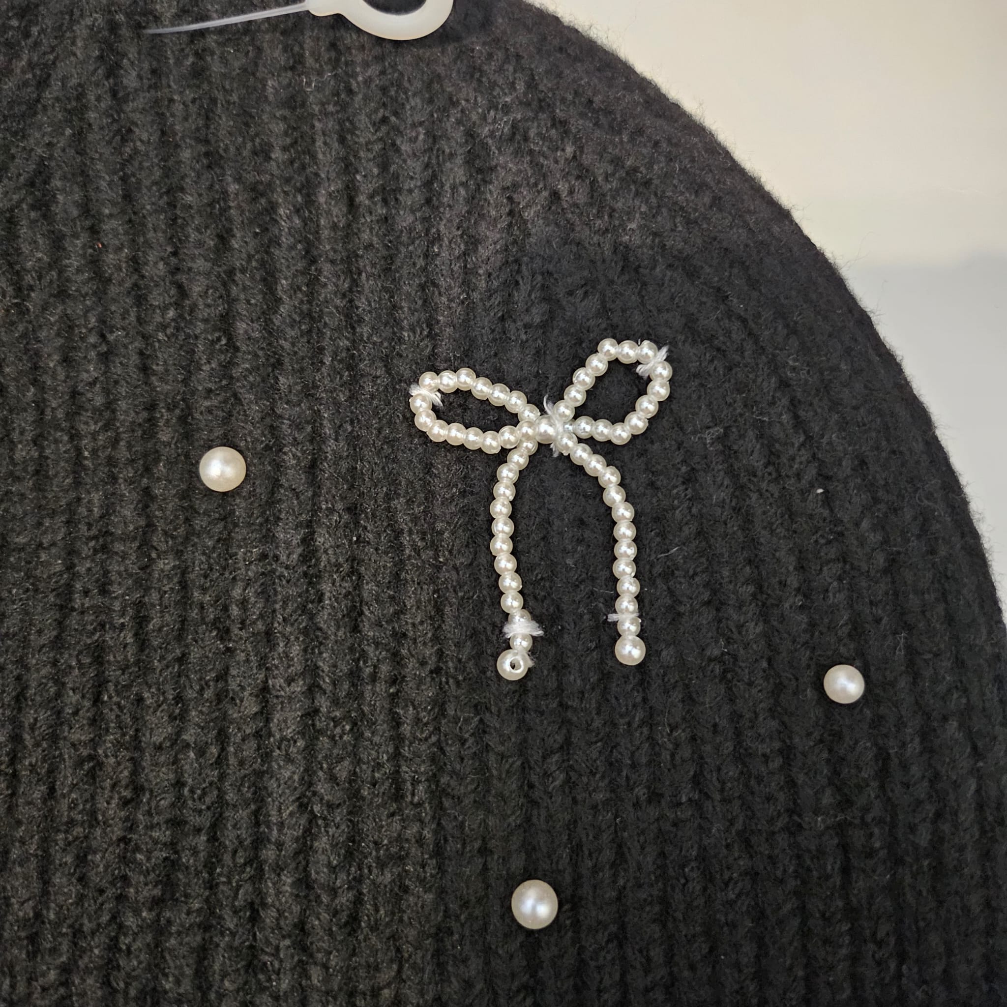 Pack Duo "Pearl & Bow" Beanie – La Colección Coquette – Negro, Off-White.