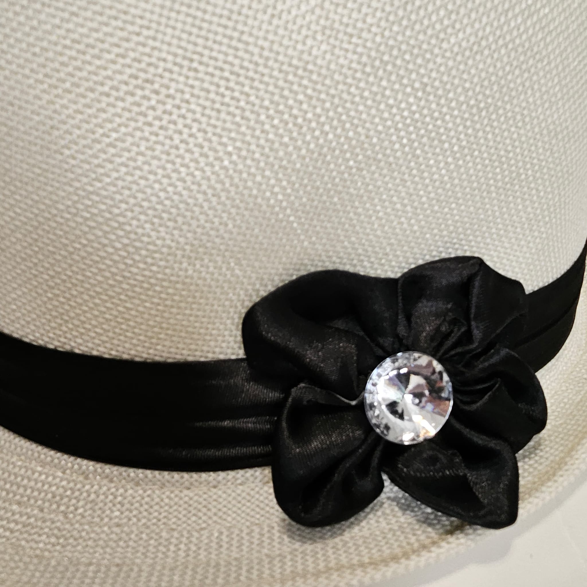 Sombrero de Paja de Verano para Mujer | Gorro de Sol Ala Corta Playa, Talla Única Ajustable (57-58cm) con Lazo Elegante y Pedrería - Blanco