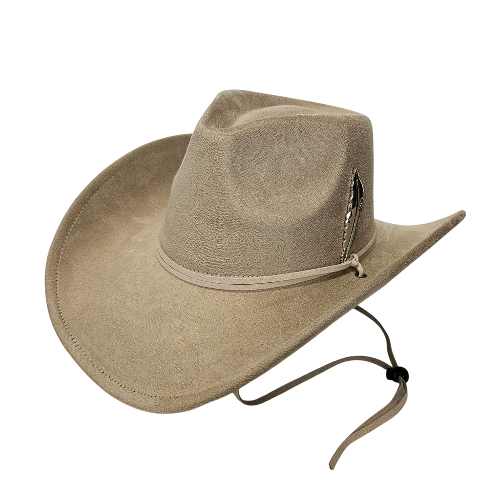 Sombrero Cowboy Crema Adulto Hombre y Mujer - Sombrero Vaquero Ajustable (56-59cm) Gamuza Sintética Beige | Alternativa Resistente a Sombreros de Paja y Papel Trenzado - Ala Ancha 9.5cm, Estilo Western con Detalle de Pluma Metálica